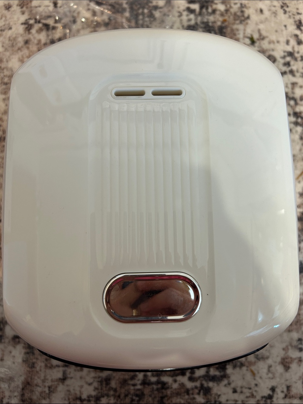 Pre-owned with normal signs of use 2L rice cooker